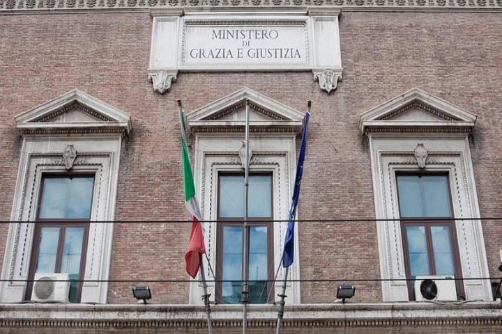 Il ministero della Giustizia gioca a scarica barili sulla pelle dei cittadini