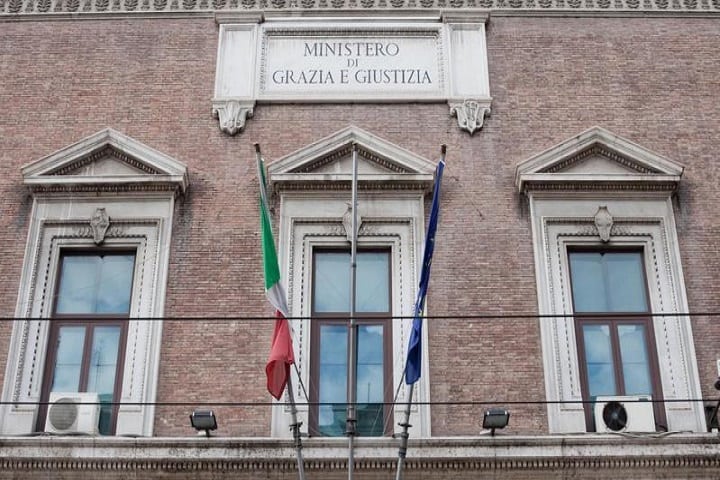 Il ministero della Giustizia gioca a scarica barili sulla pelle dei cittadini