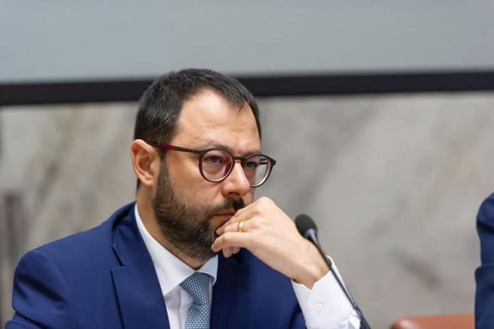 Il Ministro Patuanelli prenota 2,4 milioni di euro di consulenze esterne al MISE. La denuncia di Confintesa