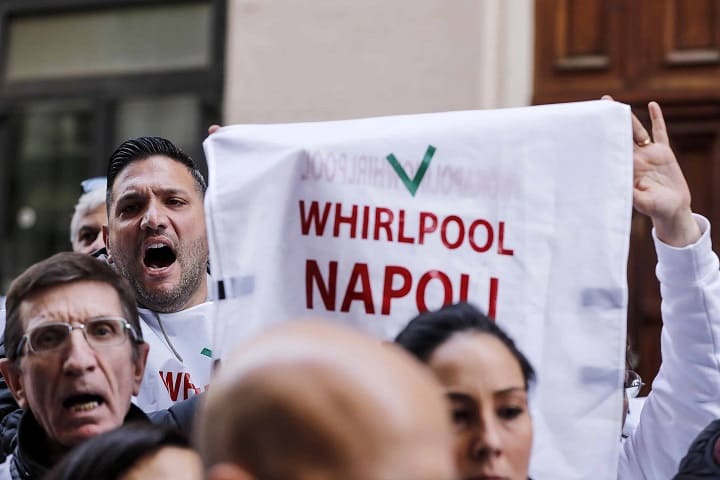 La Whirlpool la smetta di prendere in giro i lavoratori, lo Stato intervenga