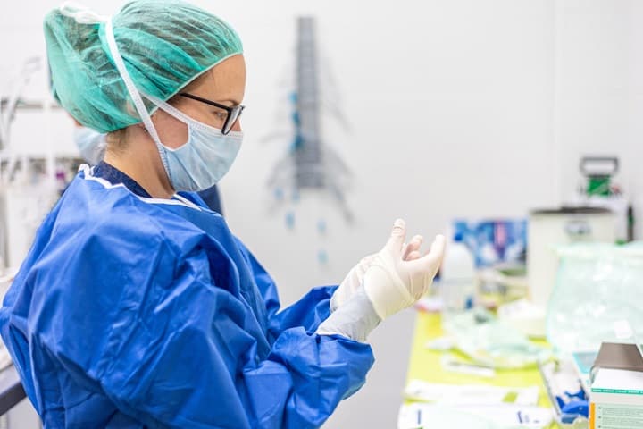 Lavoratori in quarantena da covid a casa senza stipendio. Un incentivo alla diffusione del virus